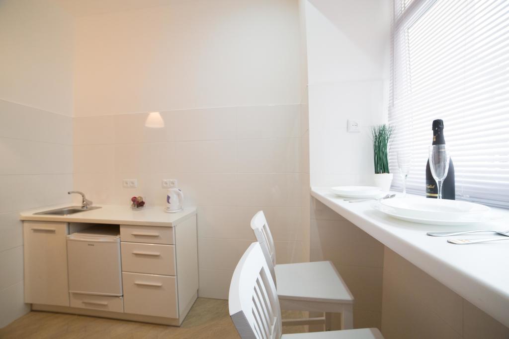 Apartment On Filatova 10/1 ลวีฟ ภายนอก รูปภาพ
